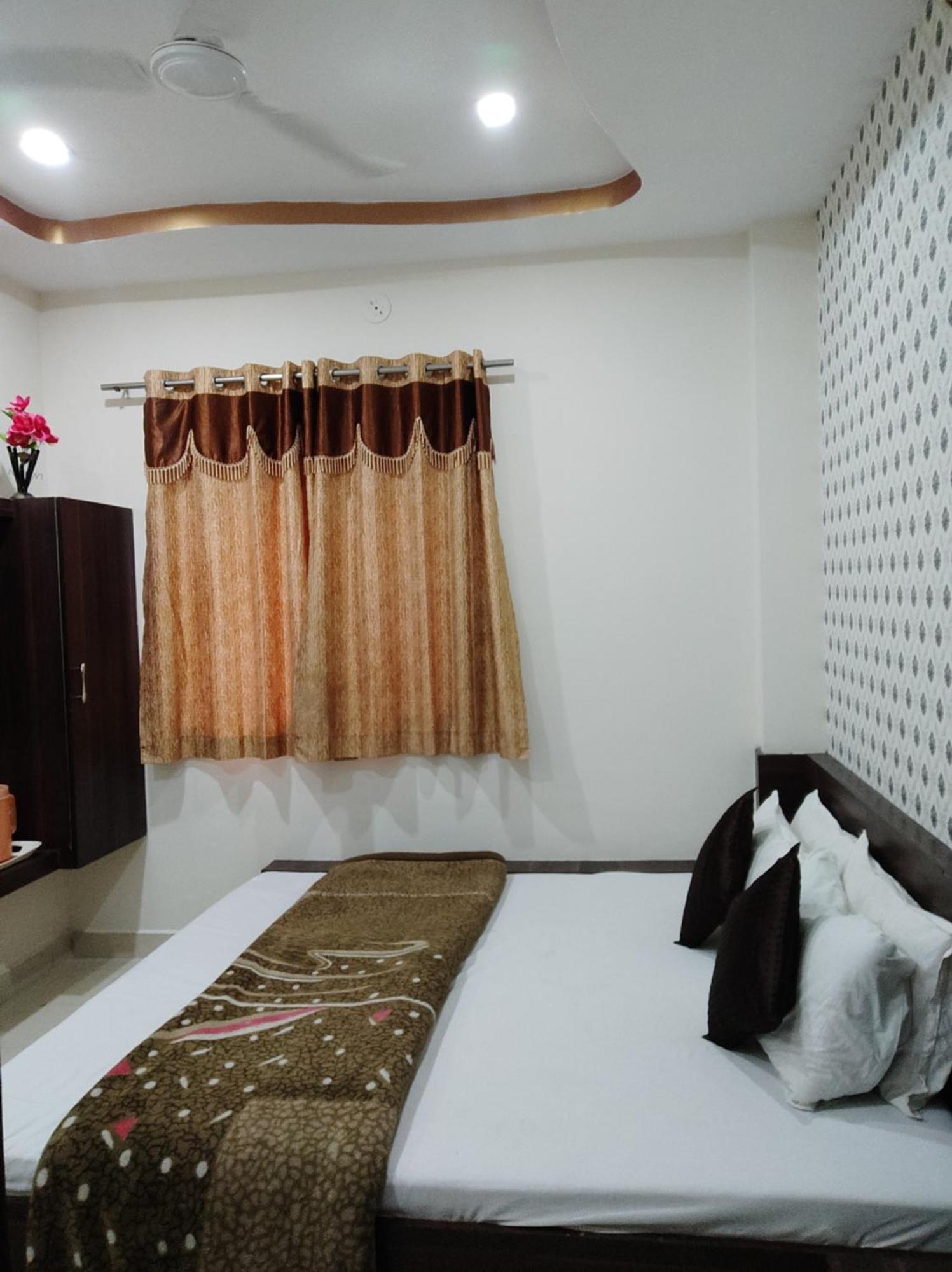 Hotel Vrandavan Palace Near Mahakal Temple Ujjain Exterior photo